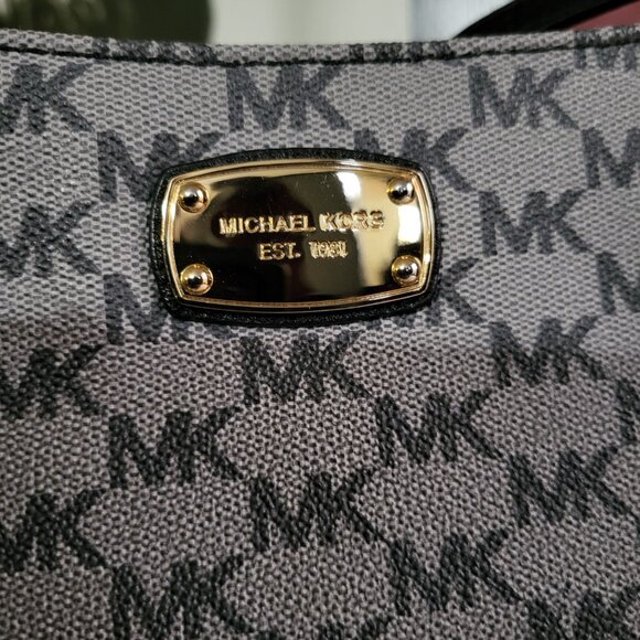 MICHAEL KORS JET SET BLACK MESSENGER TRAVEL BAG - LIKE NEW - Picture 2 of 10